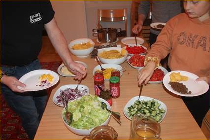 En bild som visar person, bord, mat, tallrik

Automatiskt genererad beskrivning